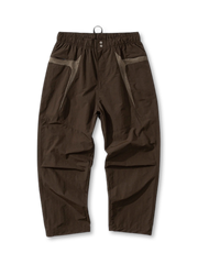 撥水速乾素材と多機能ポケットを備えた軽量アウトドアパンツ