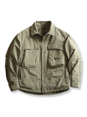 軽量中綿と多ポケットデザインが特徴のカジュアルジャケット