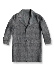 ウール混紡素材とブリティッシュチェック柄が特徴の長丈コート。大きなラペルと実用的ポケット付き。