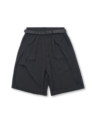 リネンライクトラベルショーツの全身ビュー、調整ベルトとスラッシュポケットを強調。