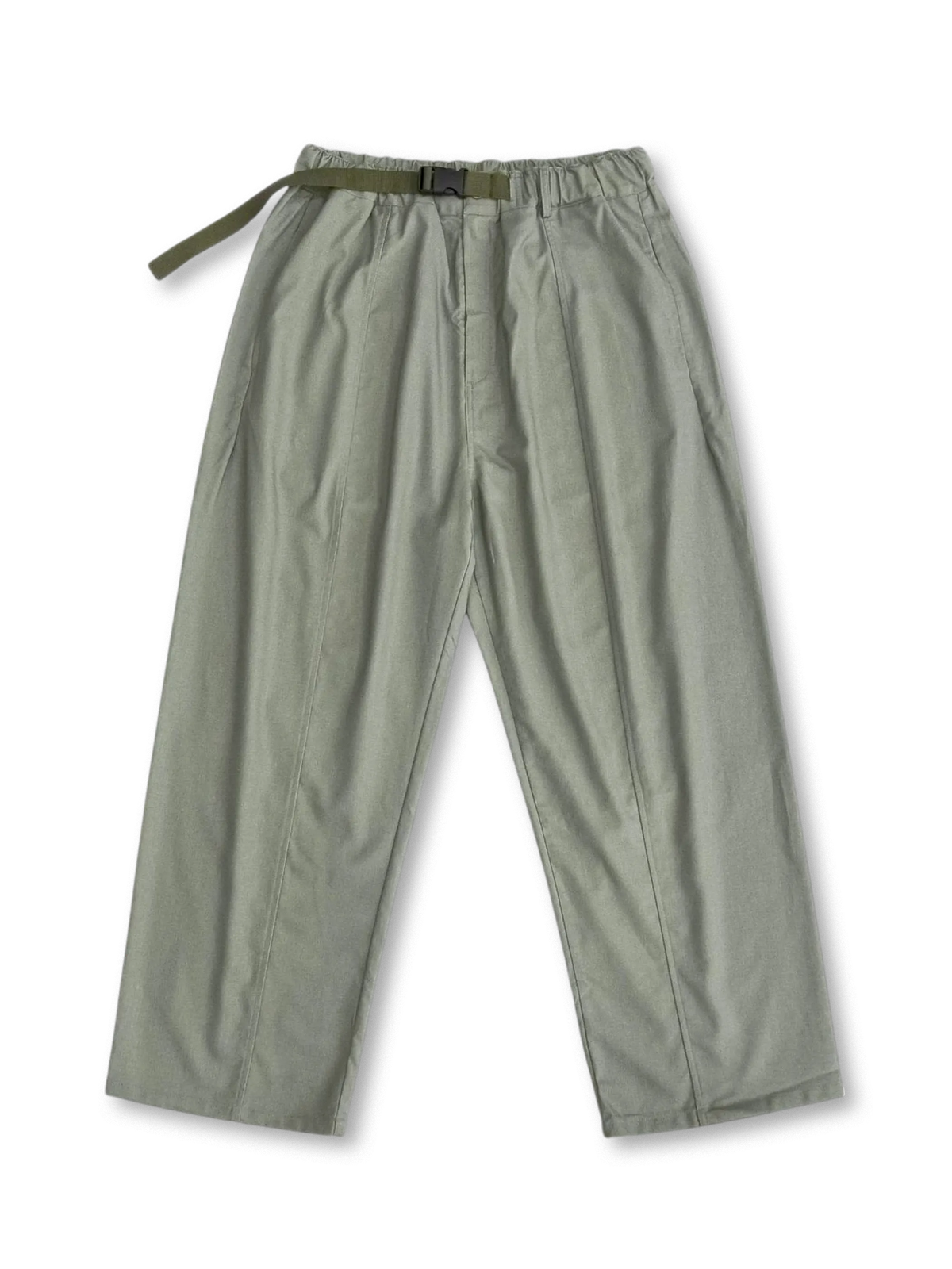 コットンリネン混紡素材とタック仕様が特徴の上品なワイドストレートパンツ