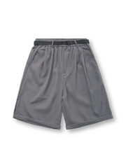 凹凸のあるリネンライク素材とウェビングベルトを備えたトラベルショーツ