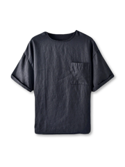 天然リネン素材の立体的な織り目とパッチポケットが特徴のクルーネックTシャツ、袖口ロールアップ仕様