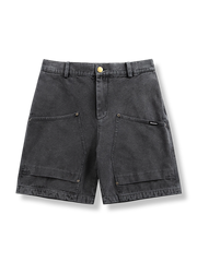 ユーティリティポケットと耐久性のあるコットン生地が特徴のログガー風ショートパンツ。