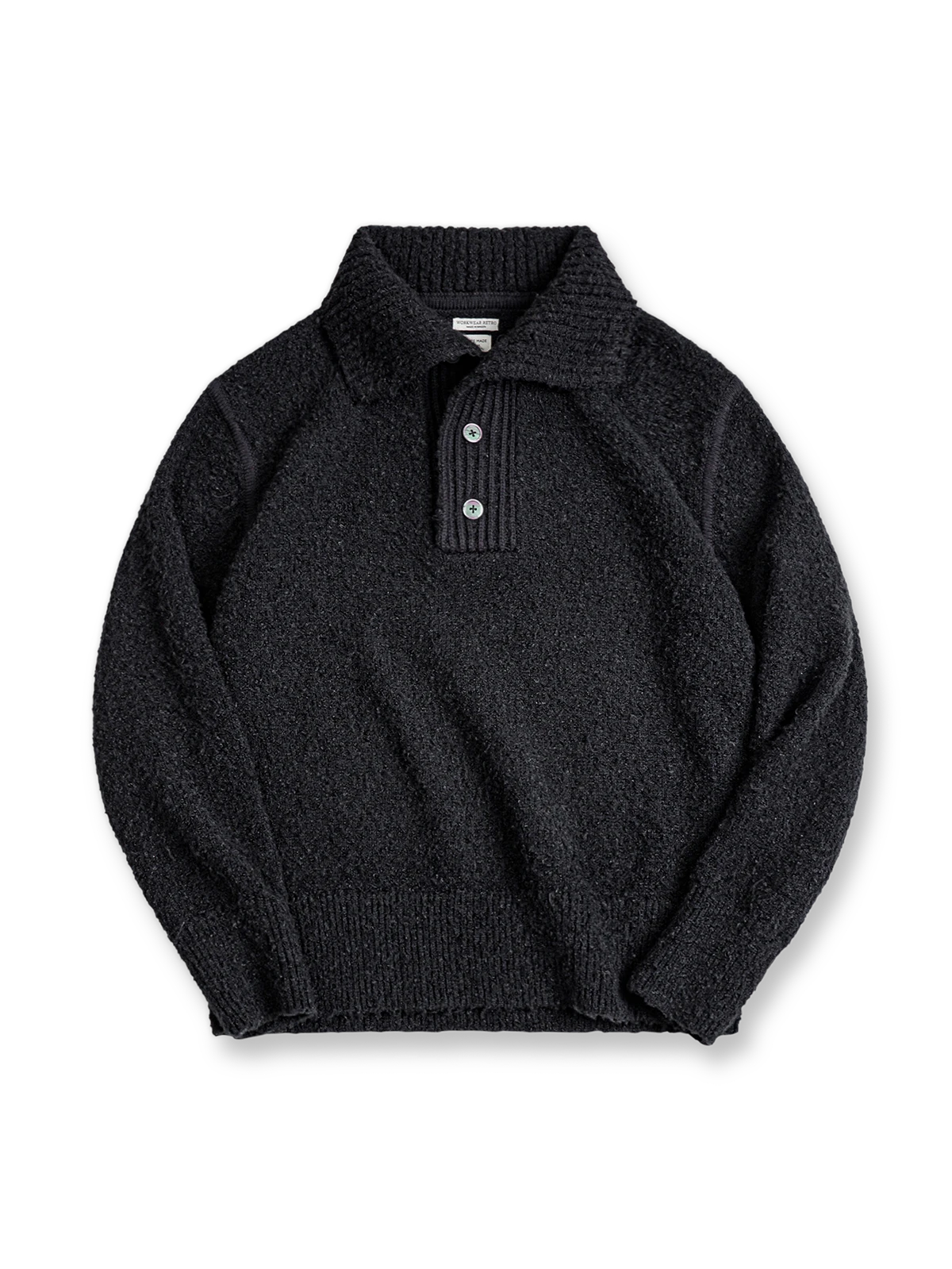 ループヤーン素材を使用したポロカラーのニットセーターの全体とジャガード織りの質感を写した写真