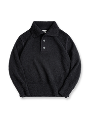 ループヤーン素材を使用したポロカラーのニットセーターの全体とジャガード織りの質感を写した写真