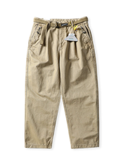 ウォッシュ加工を施したコットン生地のルーズフィットワイドパンツ。ドローコードウエストとテーパード脚部が特徴。