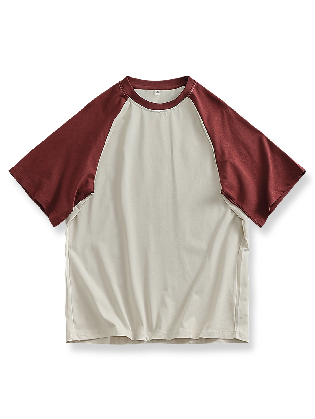 ラグランスリーブとバイカラー切り替えが特徴のルーズフィットコットンTシャツ。