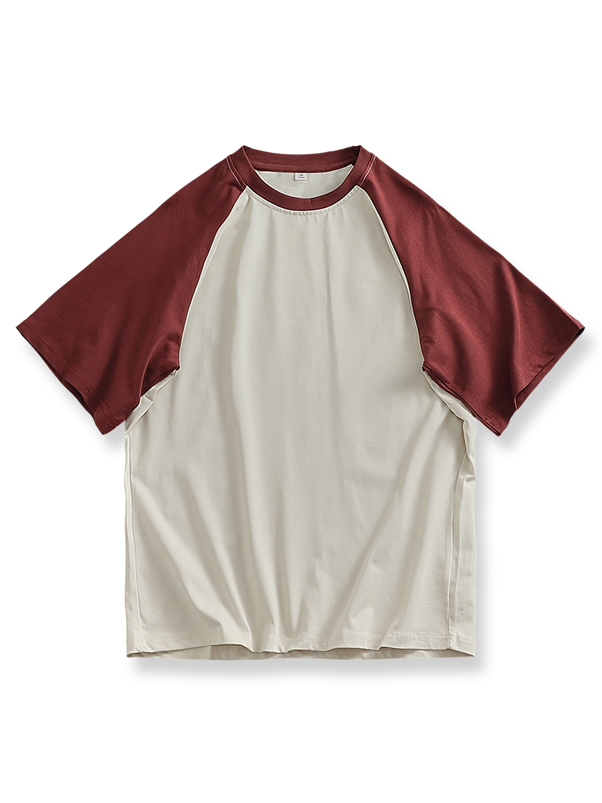 ラグランスリーブとバイカラー切り替えが特徴のルーズフィットコットンTシャツ。