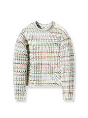 ローゲージ編みとショートワイドシルエットが特徴のクルーネックセーター