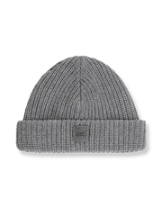 レザーパッチが付いたローゲージ編みの保温性ニットキャップ。