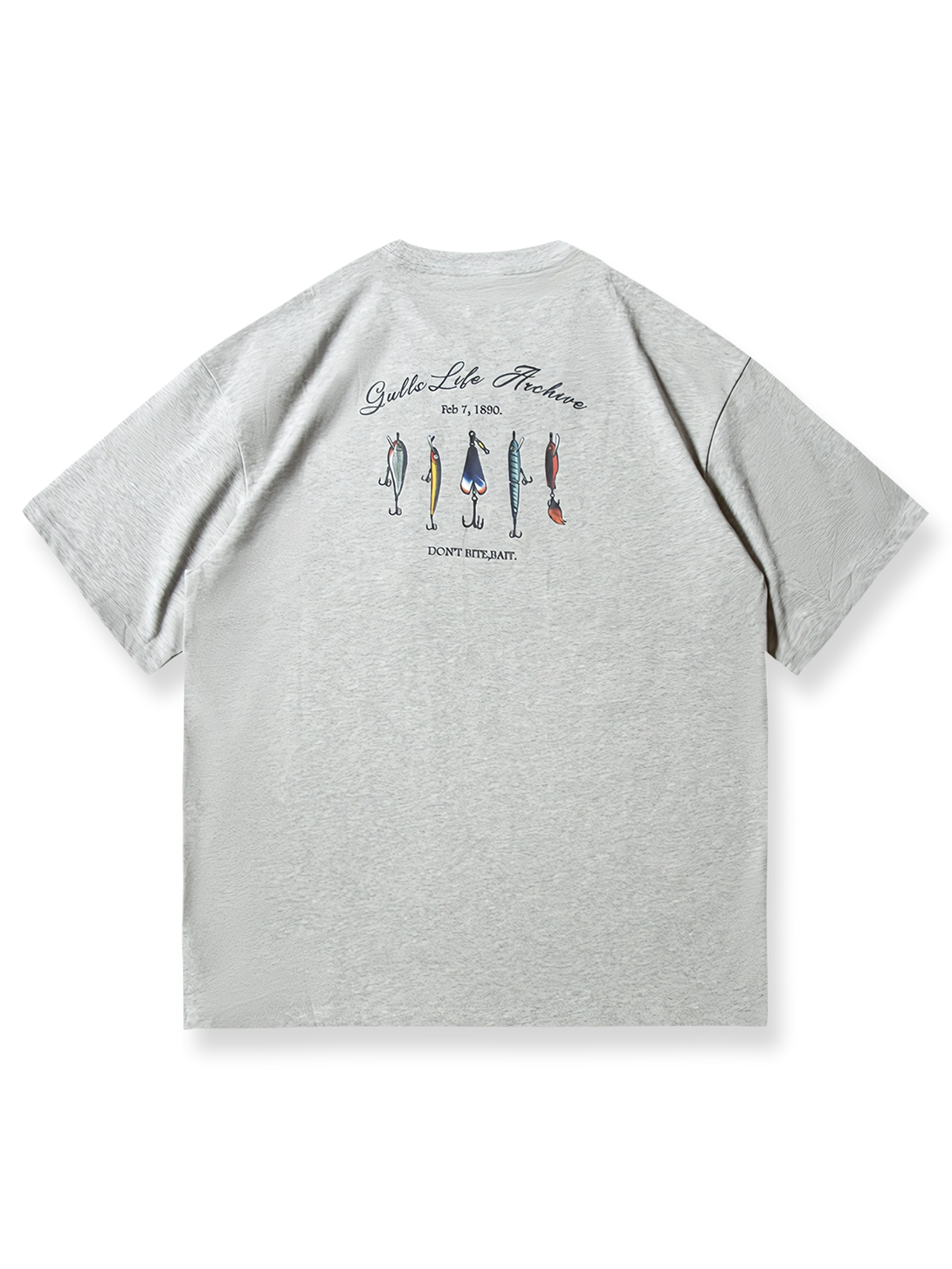 レトロ広告風ルアープリントと「don’t bite, bait」メッセージが特徴のコットンTシャツ。