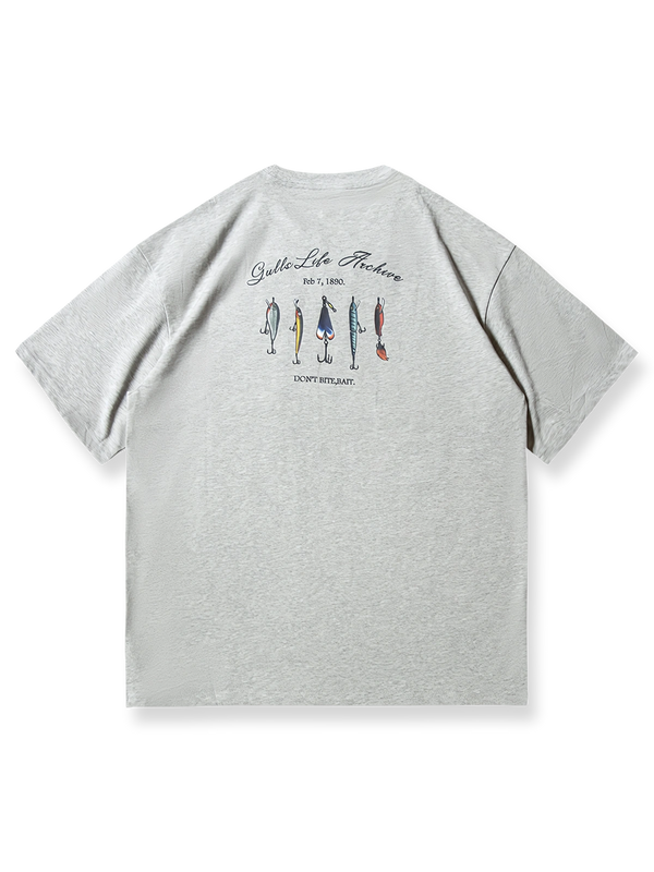 レトロ広告風ルアープリントと「don’t bite, bait」メッセージが特徴のコットンTシャツ。