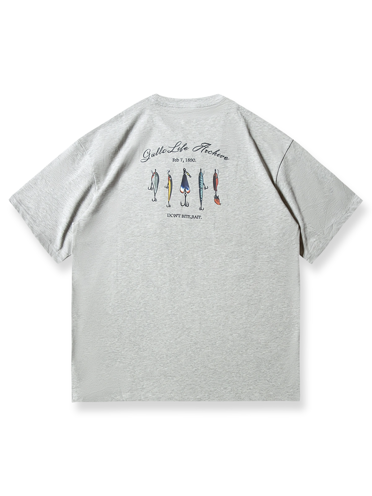 レトロ広告風ルアープリントと「don’t bite, bait」メッセージが特徴のコットンTシャツ。