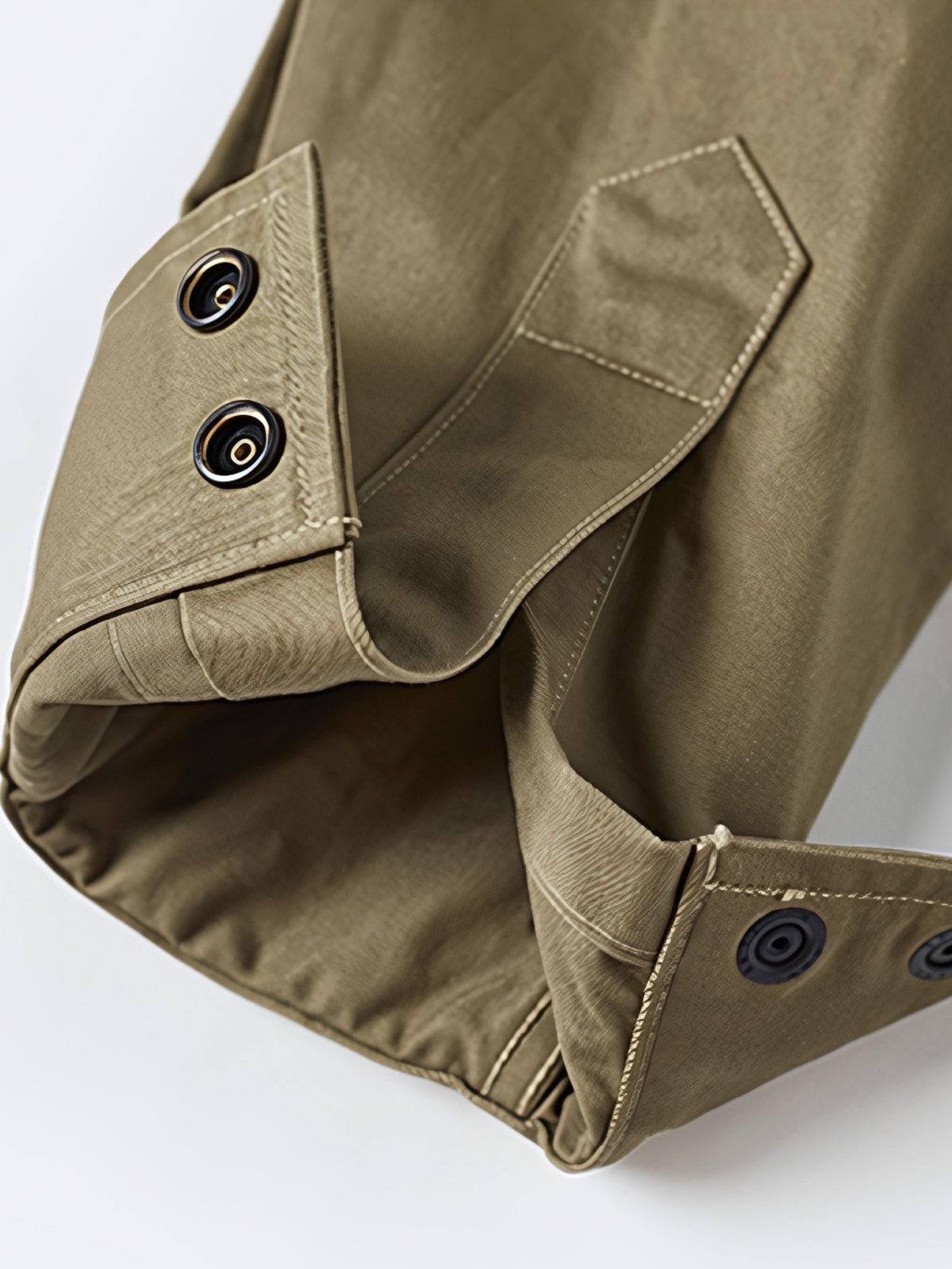 製品画像: M-42パラシュートジャケットの正面画像。ヴィンテージミリタリースタイルが際立つ高光沢ツイルコットンジャケット。
詳細画像: ジャケットのポケットとウエストベルトのディテール。機能性とデザイン性を兼ね備えたディテール。