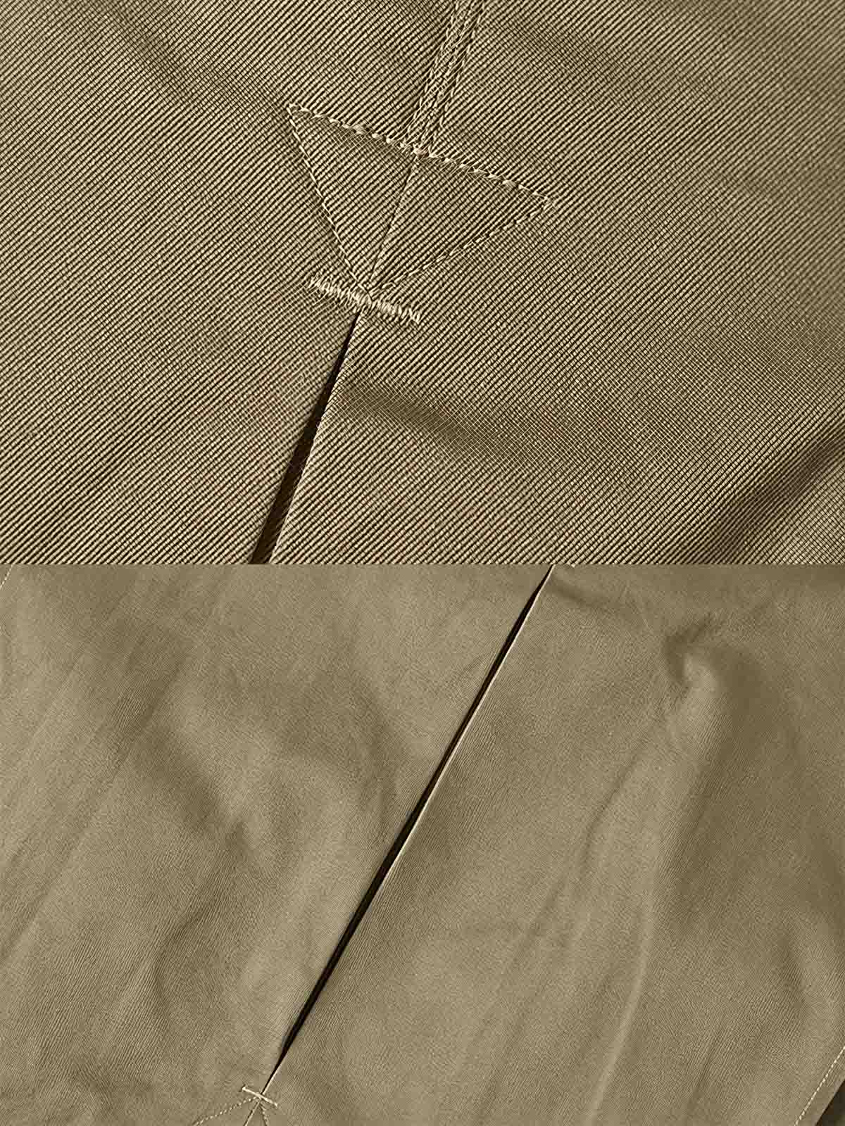 製品画像: M-42パラシュートジャケットの正面画像。ヴィンテージミリタリースタイルが際立つ高光沢ツイルコットンジャケット。
詳細画像: ジャケットのポケットとウエストベルトのディテール。機能性とデザイン性を兼ね備えたディテール。