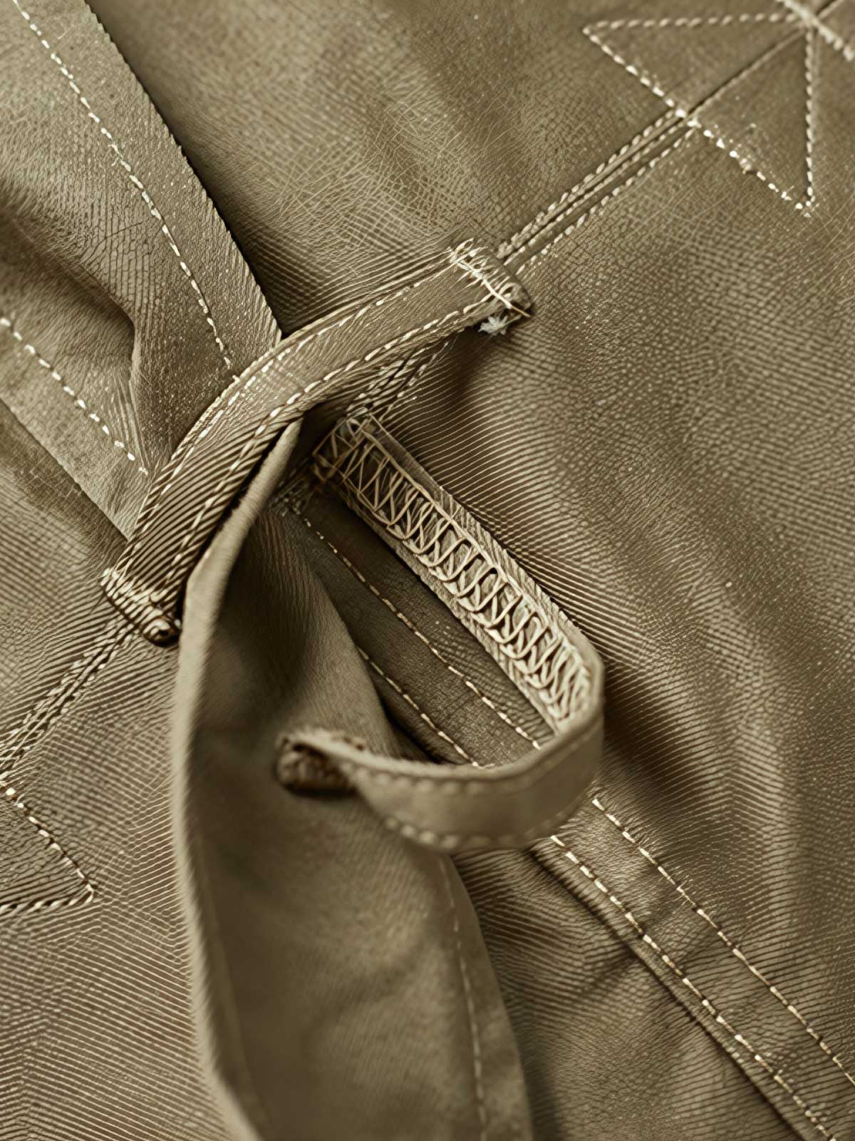 製品画像: M-42パラシュートジャケットの正面画像。ヴィンテージミリタリースタイルが際立つ高光沢ツイルコットンジャケット。
詳細画像: ジャケットのポケットとウエストベルトのディテール。機能性とデザイン性を兼ね備えたディテール。