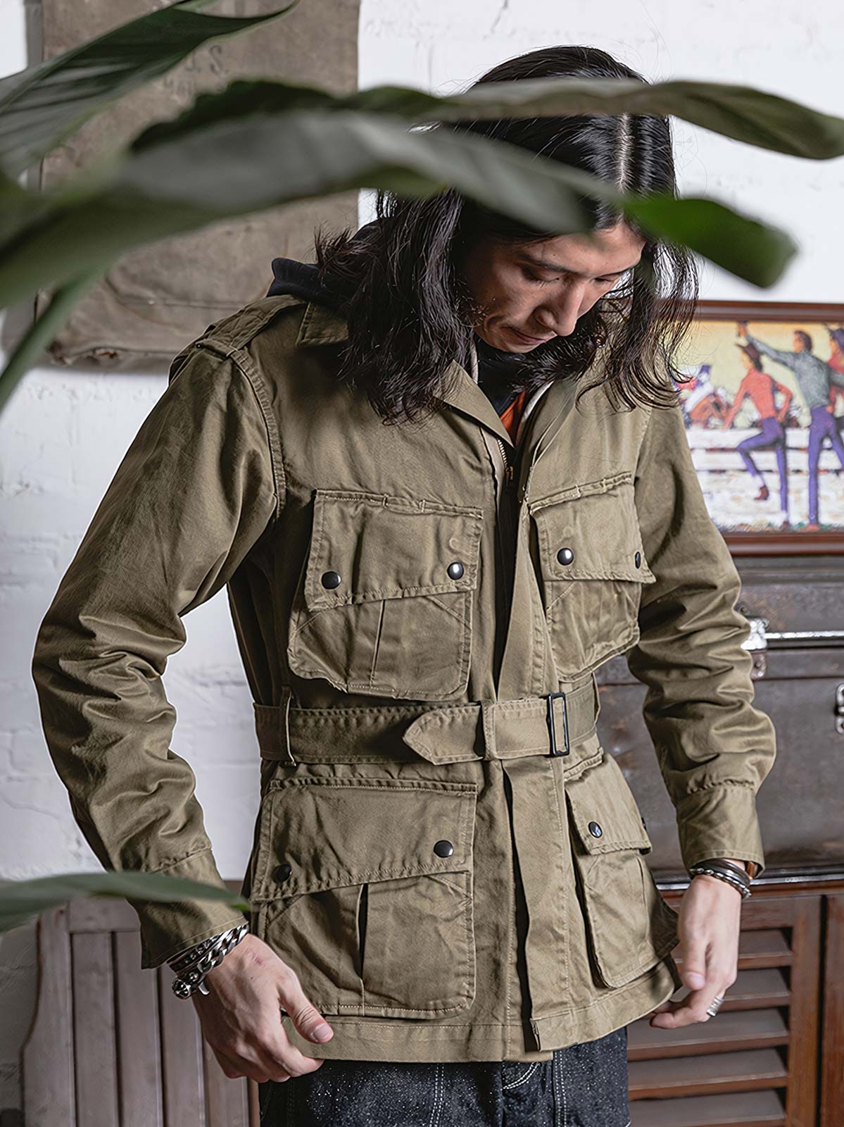 詳細画像: ジャケットのポケットとウエストベルトのディテール。機能性とデザイン性を兼ね備えたディテール。
モデル画像: モデルが着用したM-42パラシュートジャケット。ヴィンテージミリタリースタイルの完成度が高いアイテム。