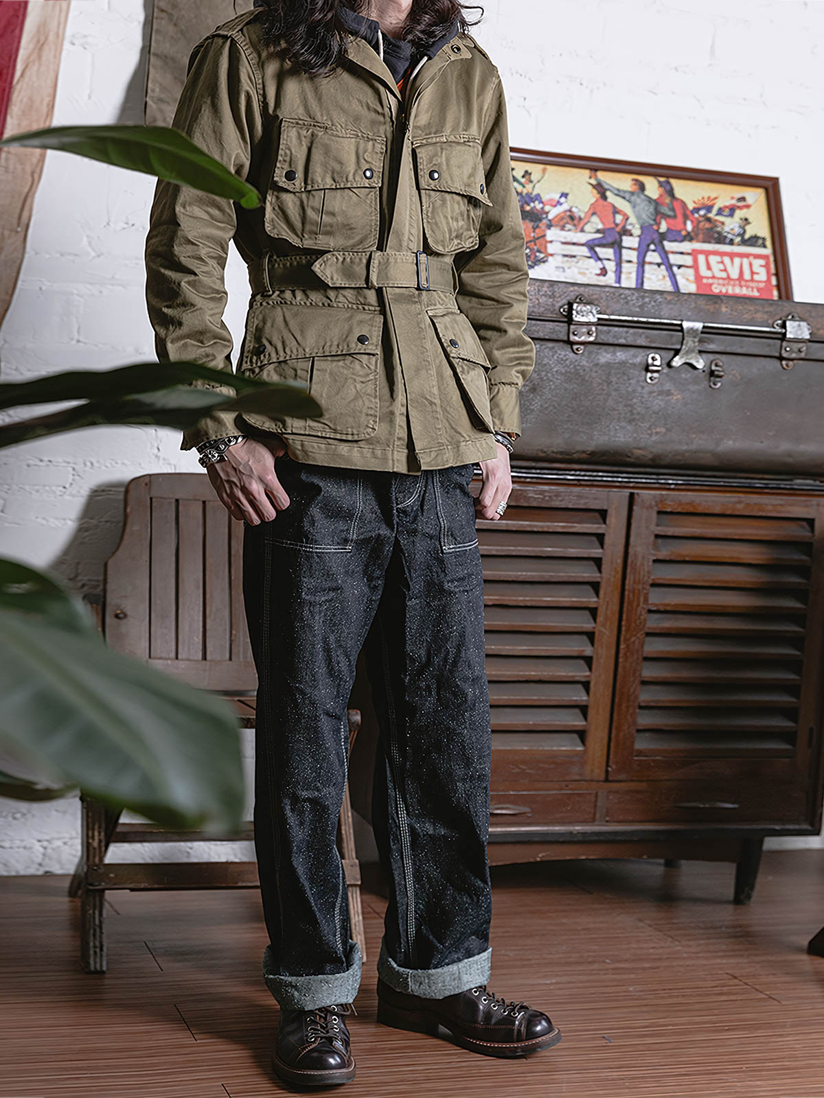 詳細画像: ジャケットのポケットとウエストベルトのディテール。機能性とデザイン性を兼ね備えたディテール。
モデル画像: モデルが着用したM-42パラシュートジャケット。ヴィンテージミリタリースタイルの完成度が高いアイテム。