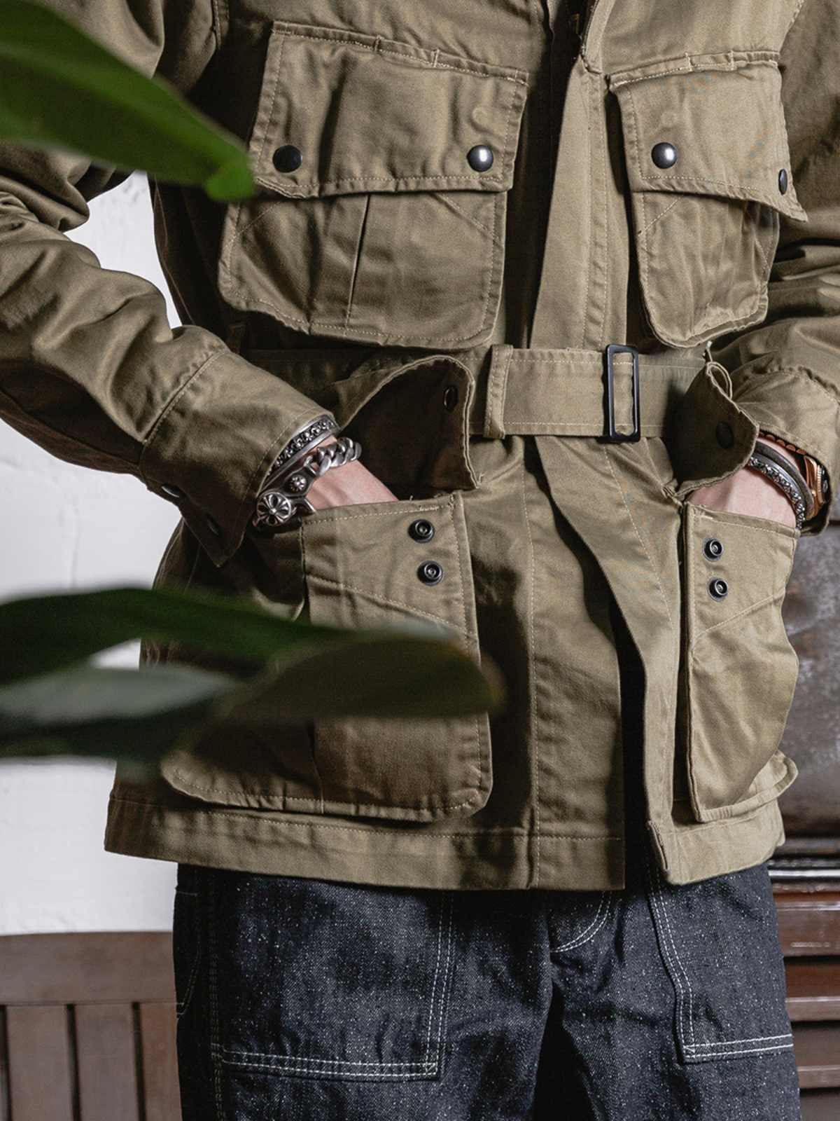 詳細画像: ジャケットのポケットとウエストベルトのディテール。機能性とデザイン性を兼ね備えたディテール。
モデル画像: モデルが着用したM-42パラシュートジャケット。ヴィンテージミリタリースタイルの完成度が高いアイテム。