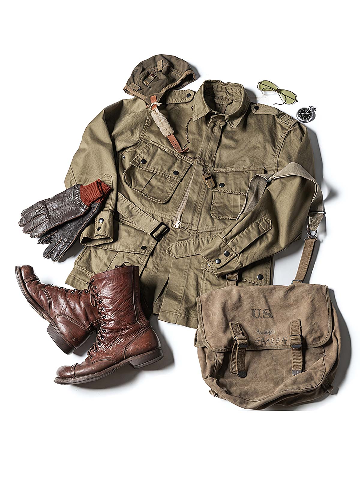 製品画像: M-42パラシュートジャケットの正面画像。ヴィンテージミリタリースタイルが際立つ高光沢ツイルコットンジャケット。
詳細画像: ジャケットのポケットとウエストベルトのディテール。機能性とデザイン性を兼ね備えたディテール。