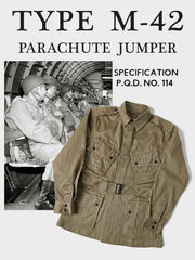 製品画像: M-42パラシュートジャケットの正面画像。ヴィンテージミリタリースタイルが際立つ高光沢ツイルコットンジャケット。
詳細画像: ジャケットのポケットとウエストベルトのディテール。機能性とデザイン性を兼ね備えたディテール。