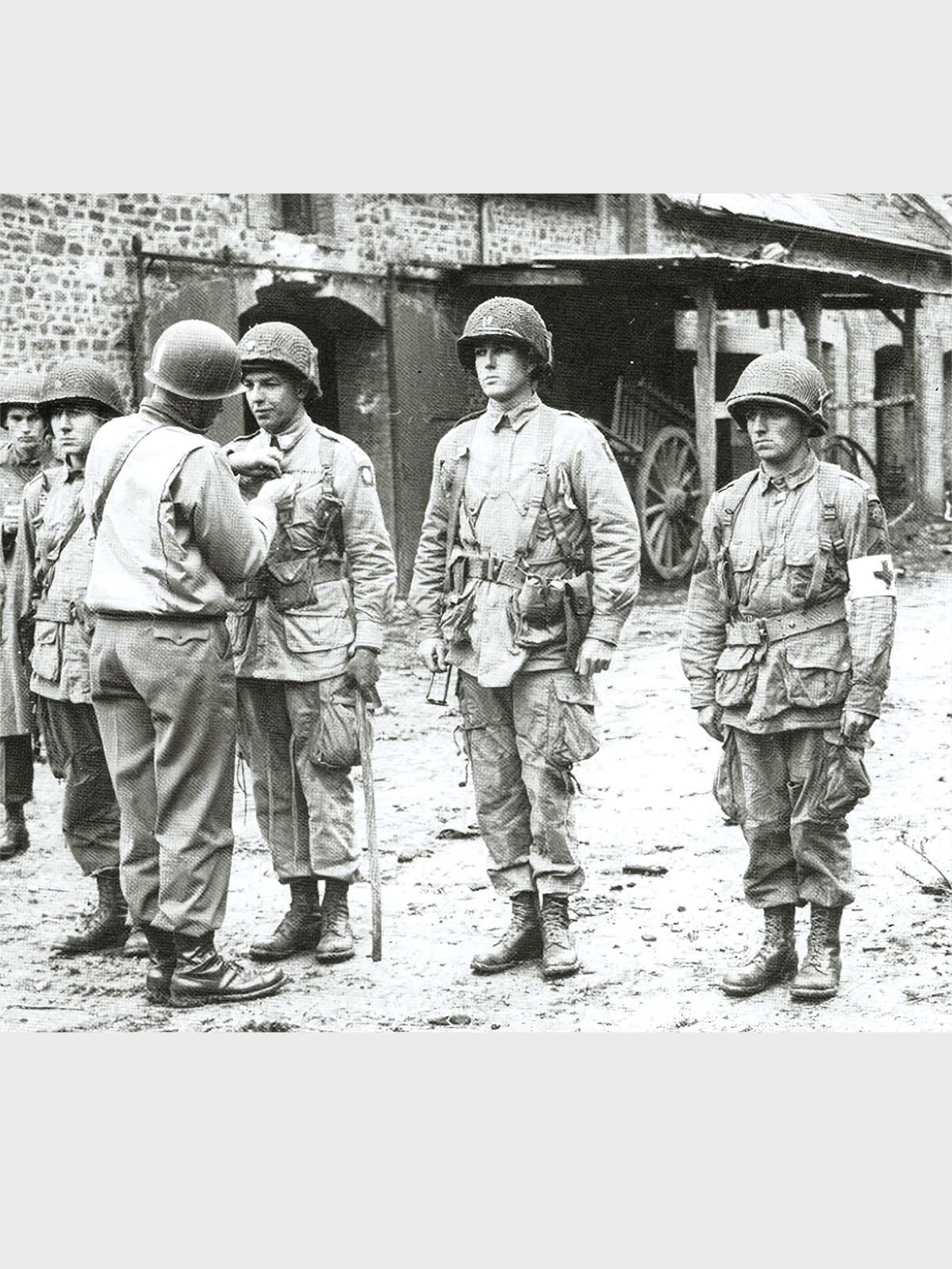 製品画像: M-42パラシュートジャケットの正面画像。ヴィンテージミリタリースタイルが際立つ高光沢ツイルコットンジャケット。
詳細画像: ジャケットのポケットとウエストベルトのディテール。機能性とデザイン性を兼ね備えたディテール。