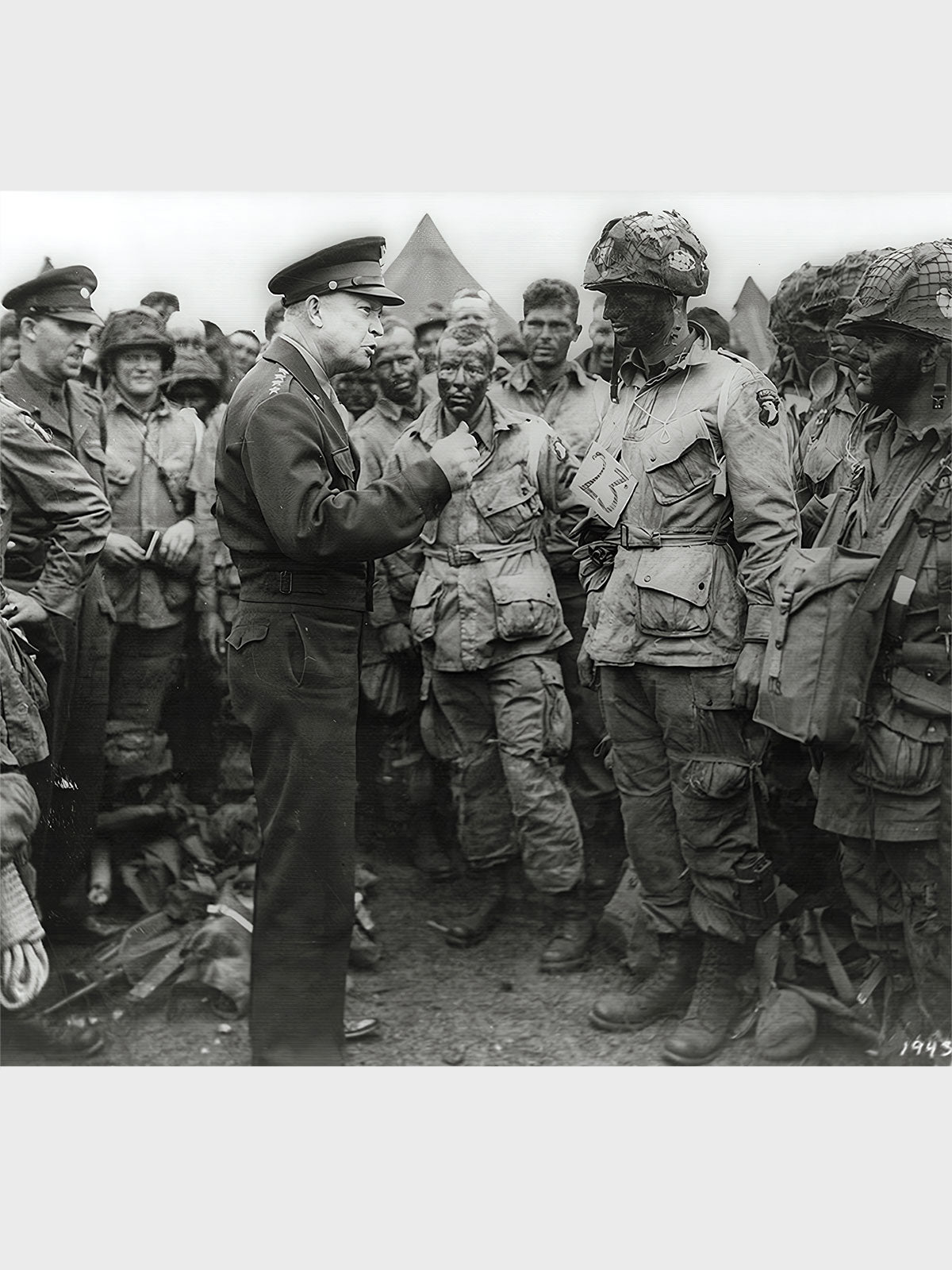 製品画像: M-42パラシュートジャケットの正面画像。ヴィンテージミリタリースタイルが際立つ高光沢ツイルコットンジャケット。
詳細画像: ジャケットのポケットとウエストベルトのディテール。機能性とデザイン性を兼ね備えたディテール。