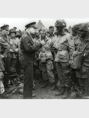 製品画像: M-42パラシュートジャケットの正面画像。ヴィンテージミリタリースタイルが際立つ高光沢ツイルコットンジャケット。
詳細画像: ジャケットのポケットとウエストベルトのディテール。機能性とデザイン性を兼ね備えたディテール。