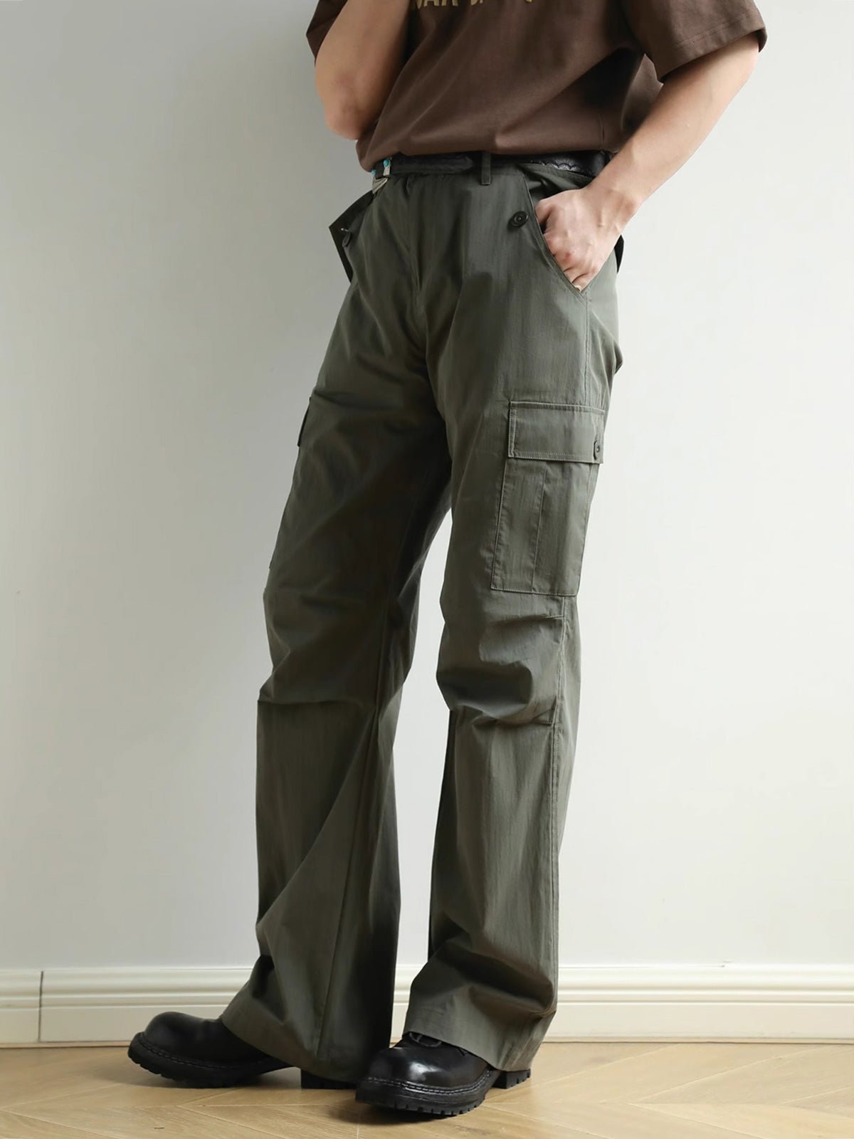 モデルが着用したワークパンツのスタイリング例
