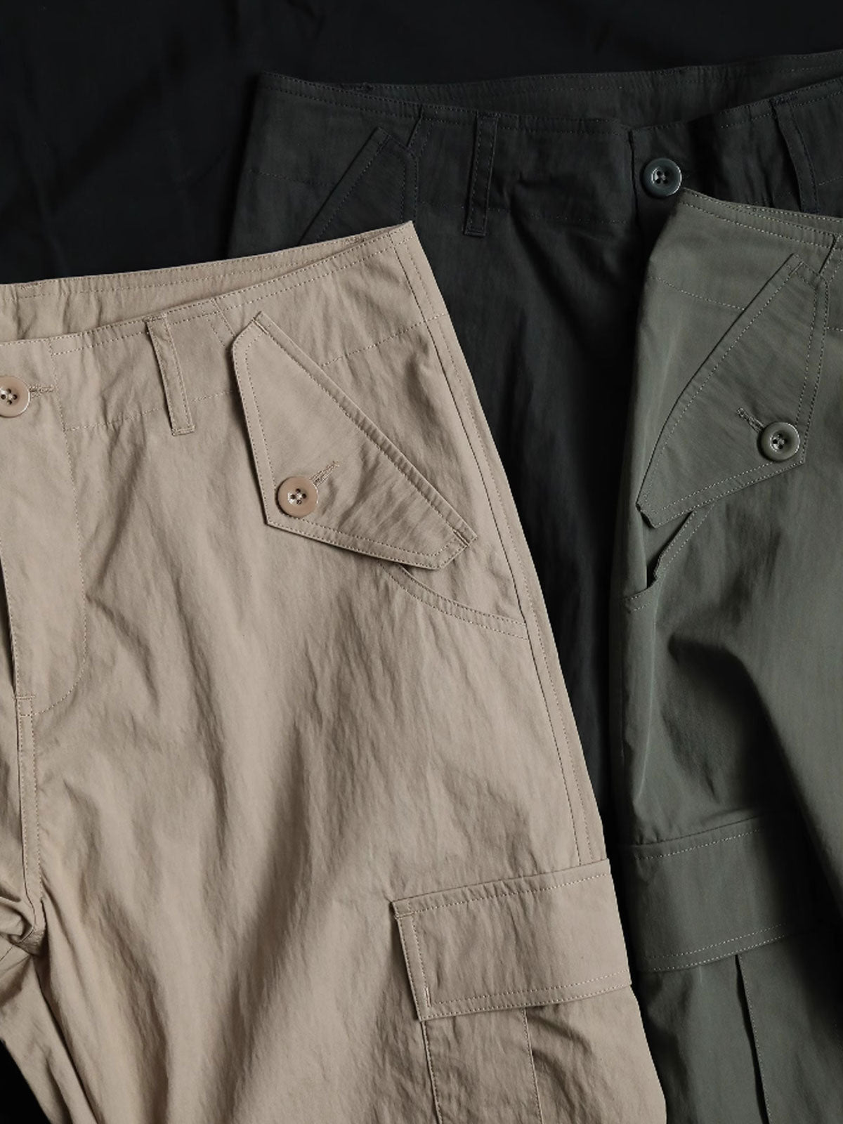 ワークパンツのシワ感素材と膝のダーツデザイン