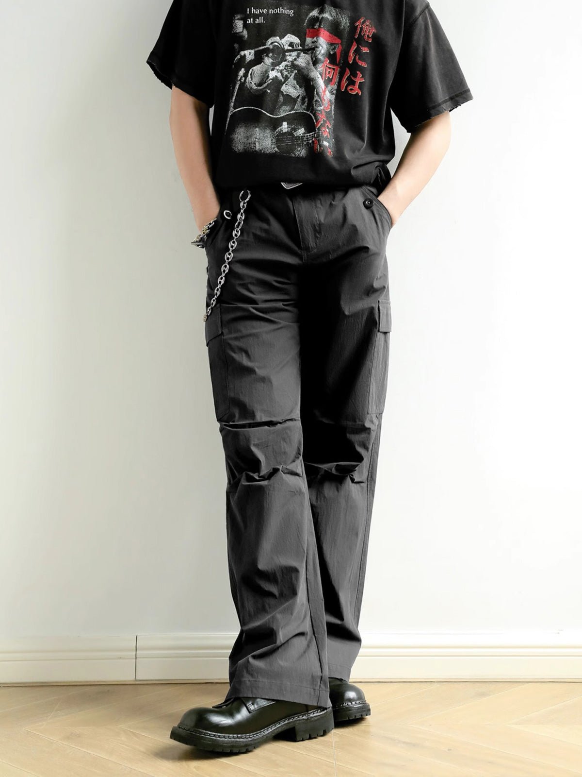 モデルが着用したワークパンツのスタイリング例