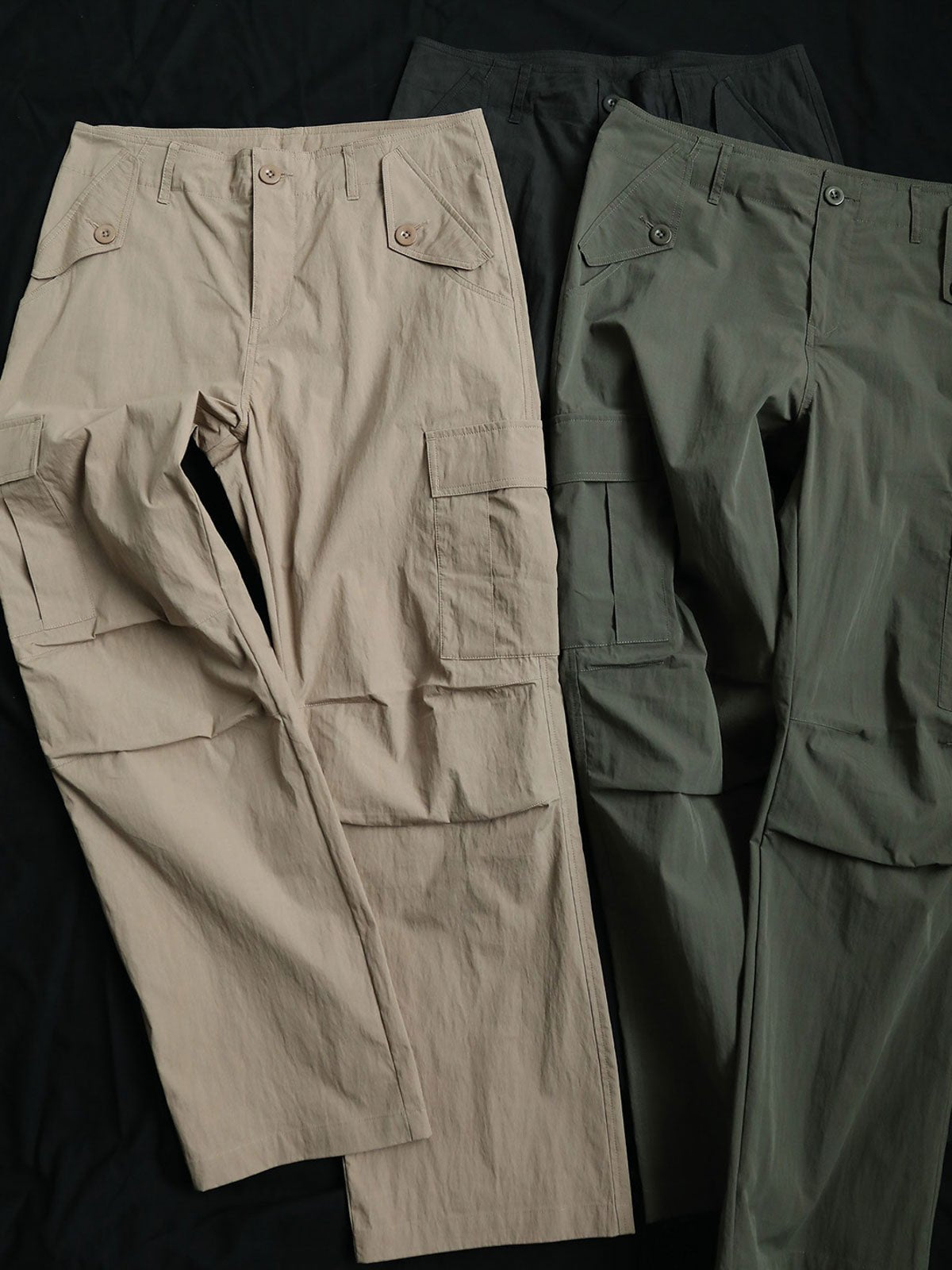 ワークパンツのシワ感素材と膝のダーツデザイン