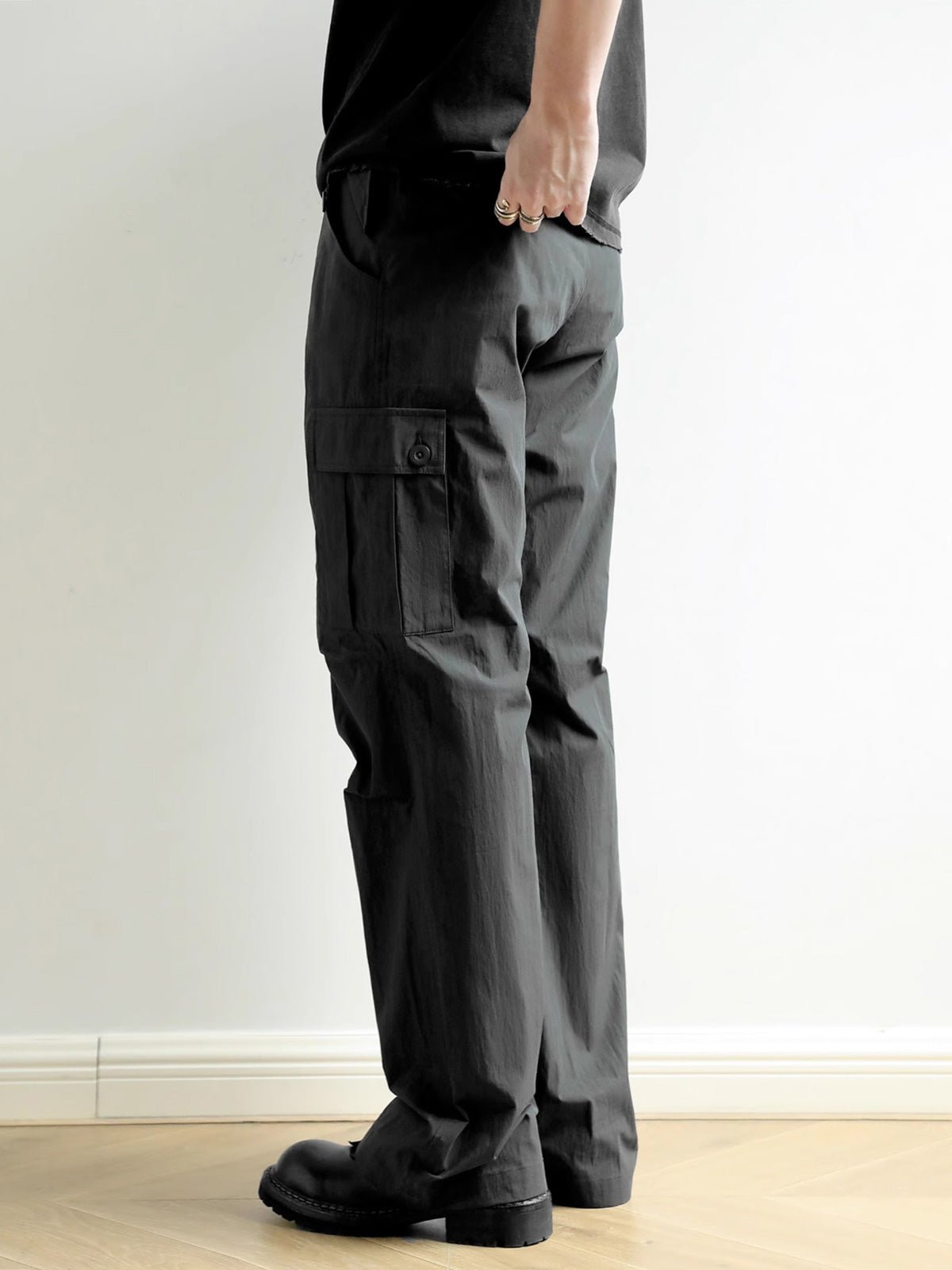 モデルが着用したワークパンツのスタイリング例