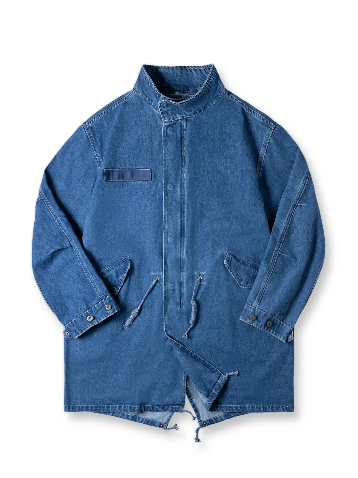 フィッシュテールとドローコード付きウエストが特徴のM65デニムコート。