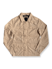  ラペルと多機能ポケットが特徴のM65ハンティングコート