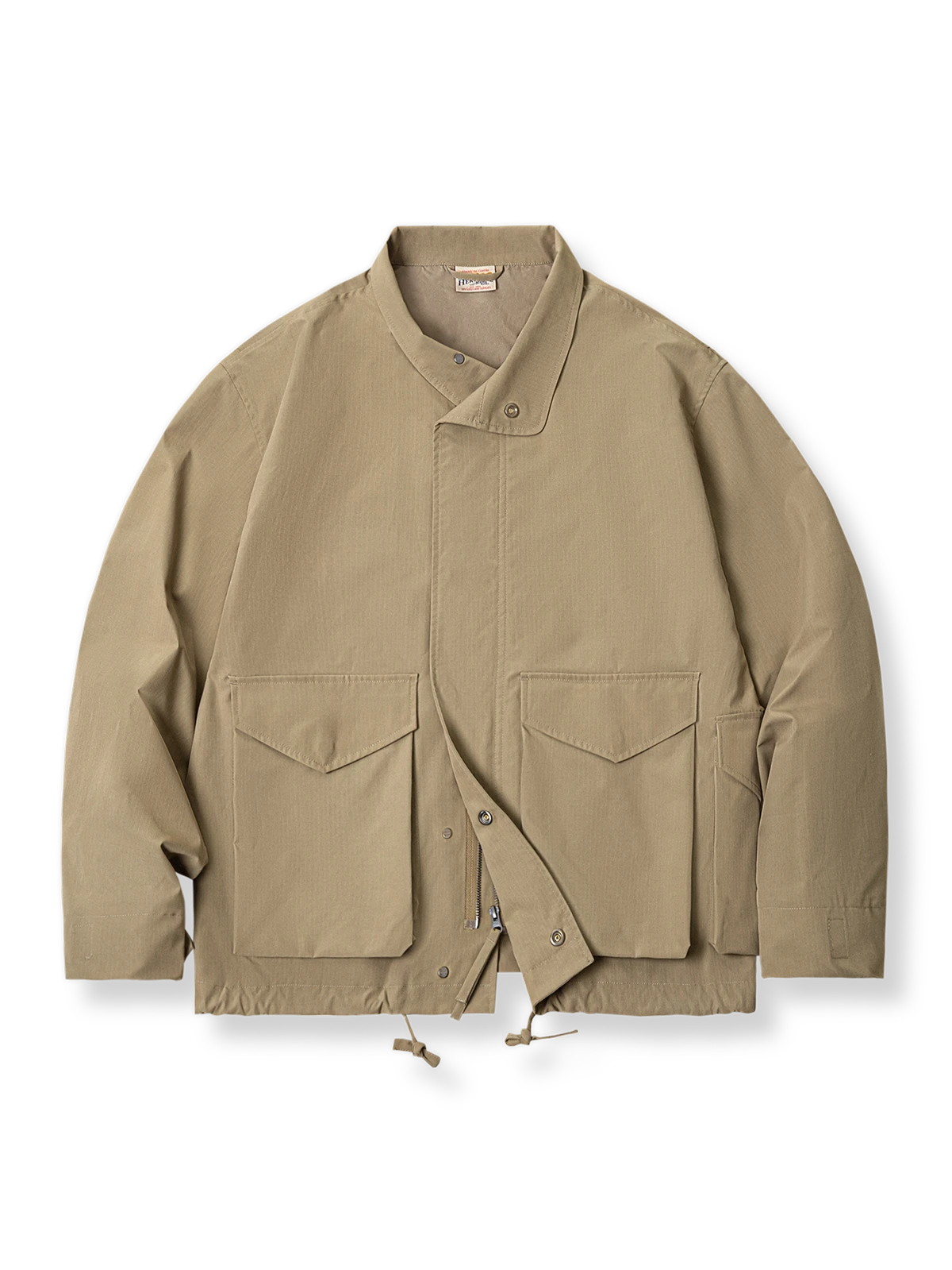 多数のポケットと折り返し襟が特徴のアメリカンレトロM65カーキジャケット