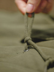 詳細画像: パーカのハーフジップとウエストドローコードのディテール画像