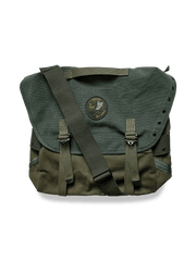 製品画像: M67アメカジ風ヴィンテージキャンバスウォッシュショルダーバッグの正面画像。クラシックなM67デザインとヴィンテージ加工が特徴で、日常やライディングに最適。

詳細画像: M67ヴィンテージキャンバスバッグのワッペンとウォッシュ加工のディテール画像。耐久性のあるディテールと独自のヴィンテージ感を強調。