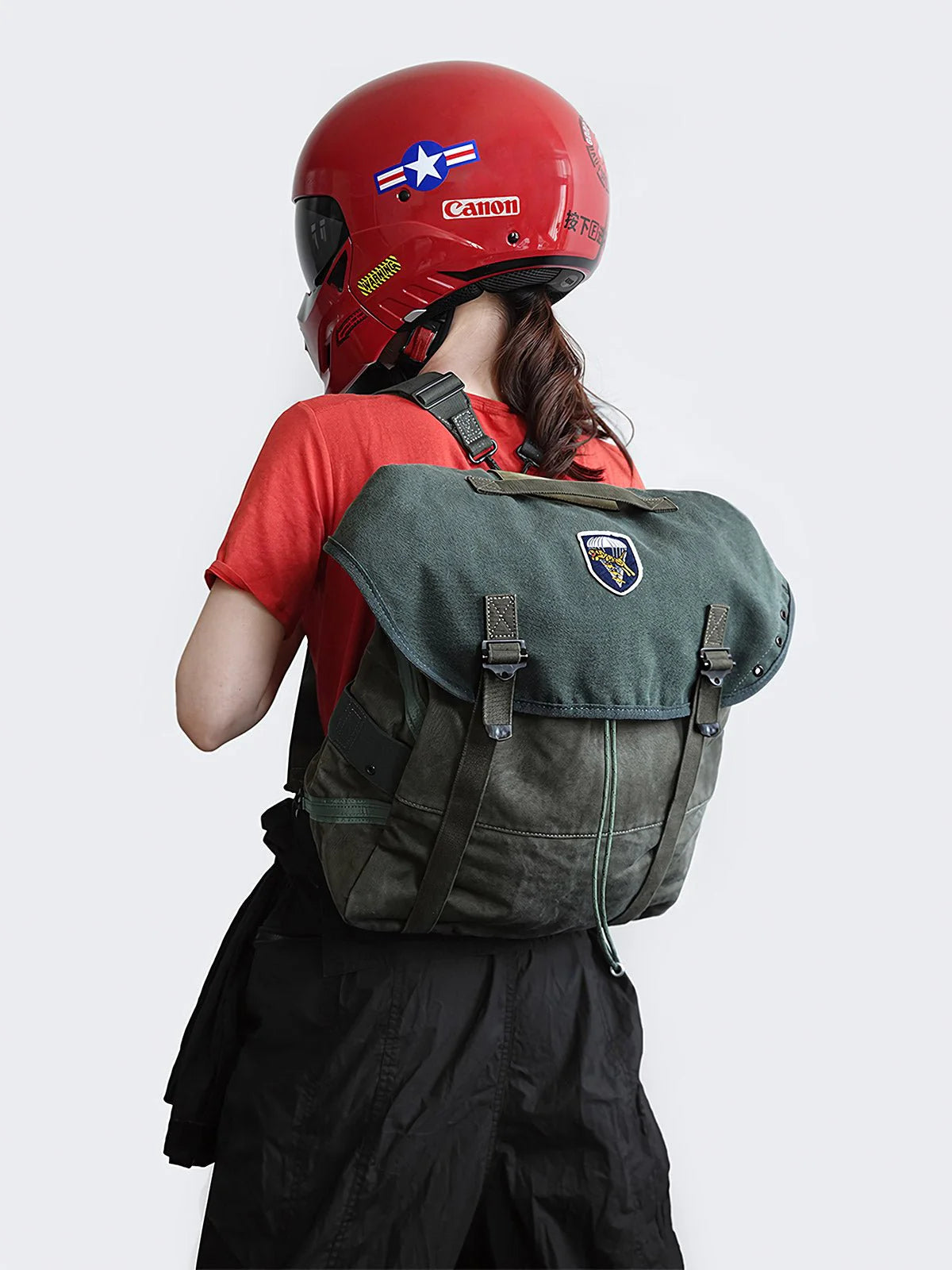 アメカジM67風のキャンバス製ウォッシュ加工ショルダーバッグ。通勤やライディングなど、幅広いシーンで使える。
