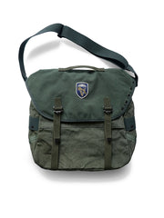 製品画像: M67アメカジ風ヴィンテージキャンバスウォッシュショルダーバッグの正面画像。クラシックなM67デザインとヴィンテージ加工が特徴で、日常やライディングに最適。

詳細画像: M67ヴィンテージキャンバスバッグのワッペンとウォッシュ加工のディテール画像。耐久性のあるディテールと独自のヴィンテージ感を強調。