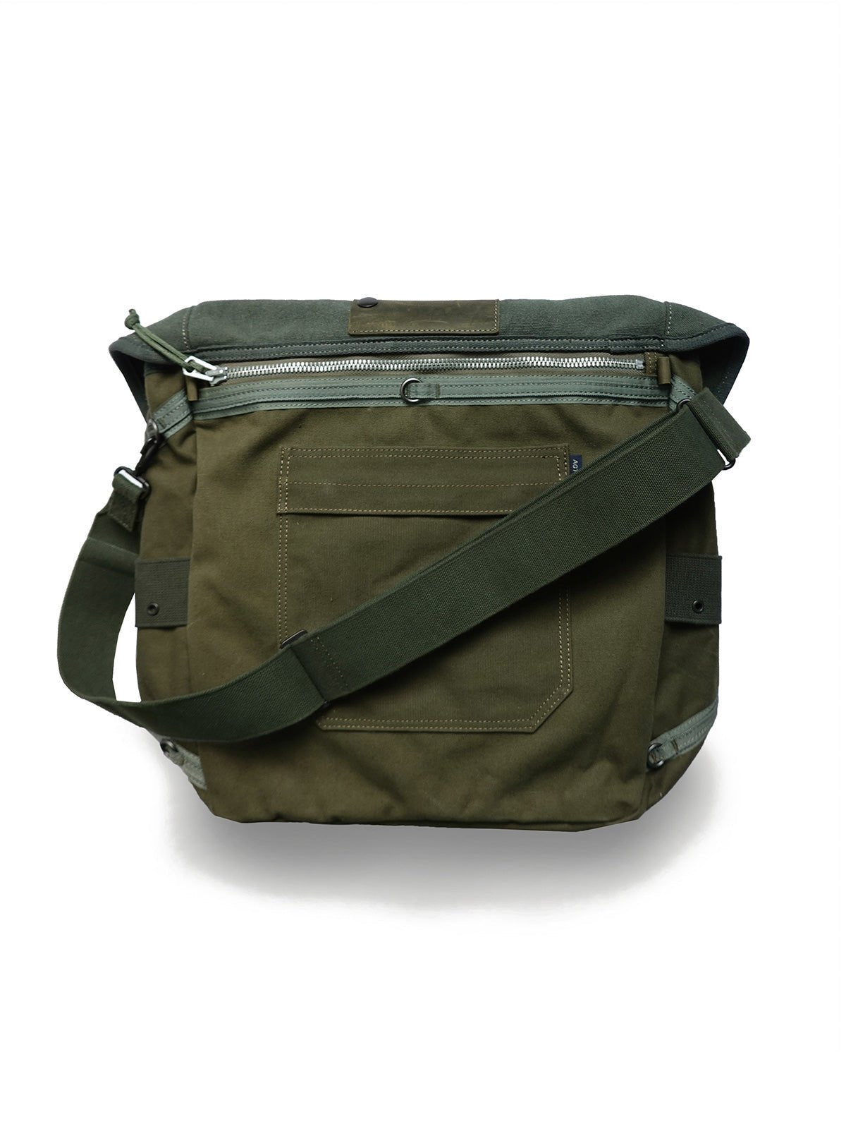 製品画像: M67アメカジ風ヴィンテージキャンバスウォッシュショルダーバッグの正面画像。クラシックなM67デザインとヴィンテージ加工が特徴で、日常やライディングに最適。

詳細画像: M67ヴィンテージキャンバスバッグのワッペンとウォッシュ加工のディテール画像。耐久性のあるディテールと独自のヴィンテージ感を強調。