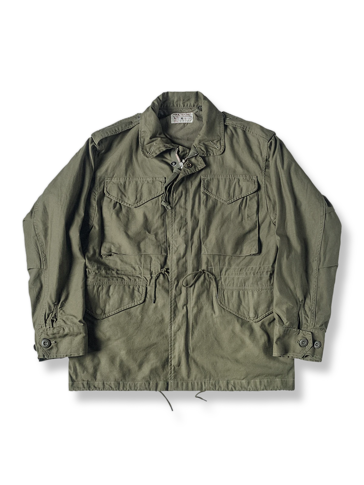 多ポケットとドローストリングが特徴のM-51フィールドジャケット。