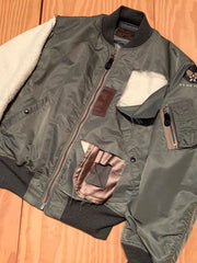 製品画像: 両面ウール使用のMA-1リバーシブルミリタリーフライトジャケット全体画像
詳細画像: フライトバッジとIDEAL製レザー引手のディテール画像