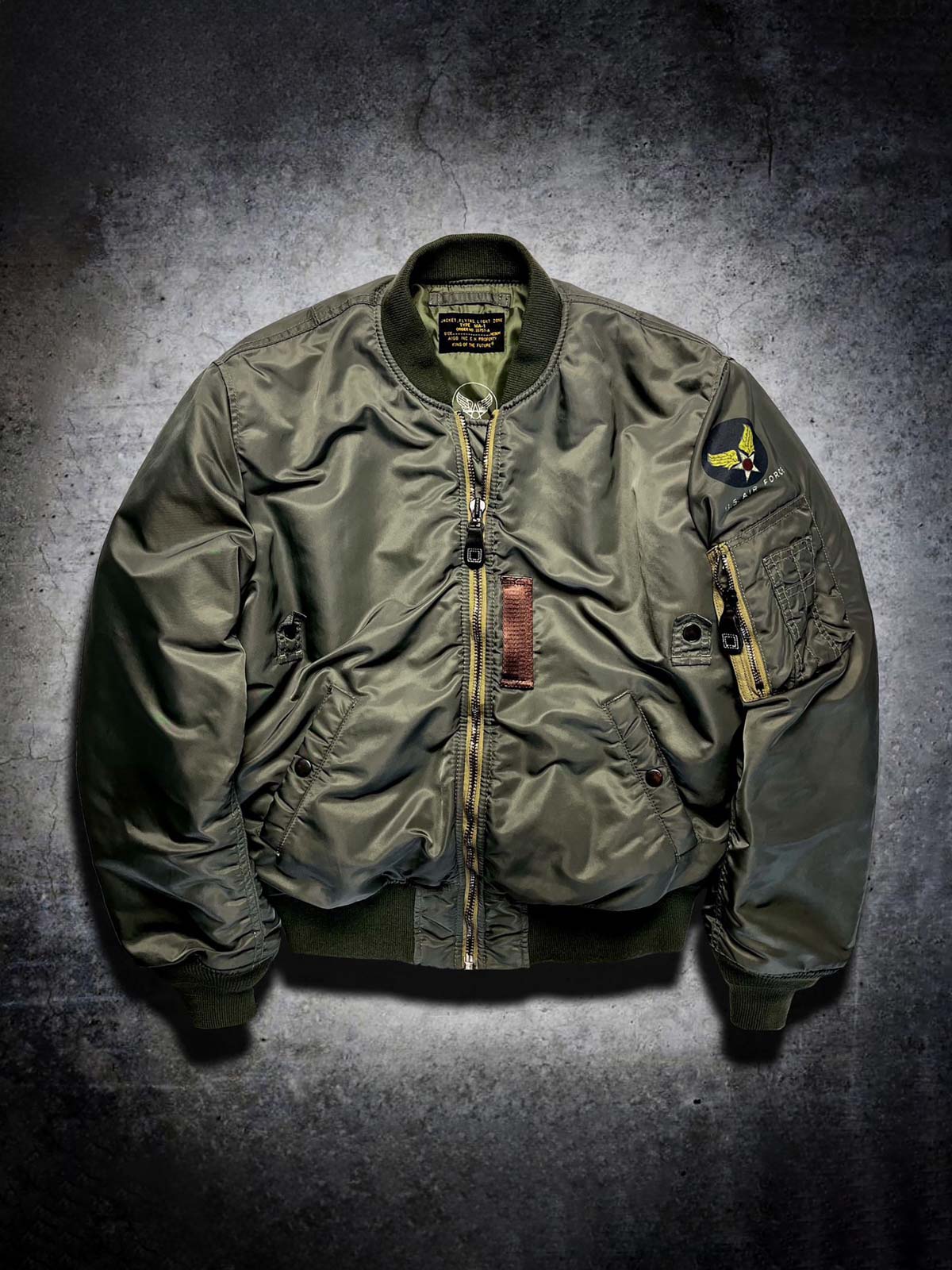 このMA-1フライトジャケットは、両面ウールを使用し、防風・防水機能を備えたミリタリーデザインで、極寒環境にも対応。
