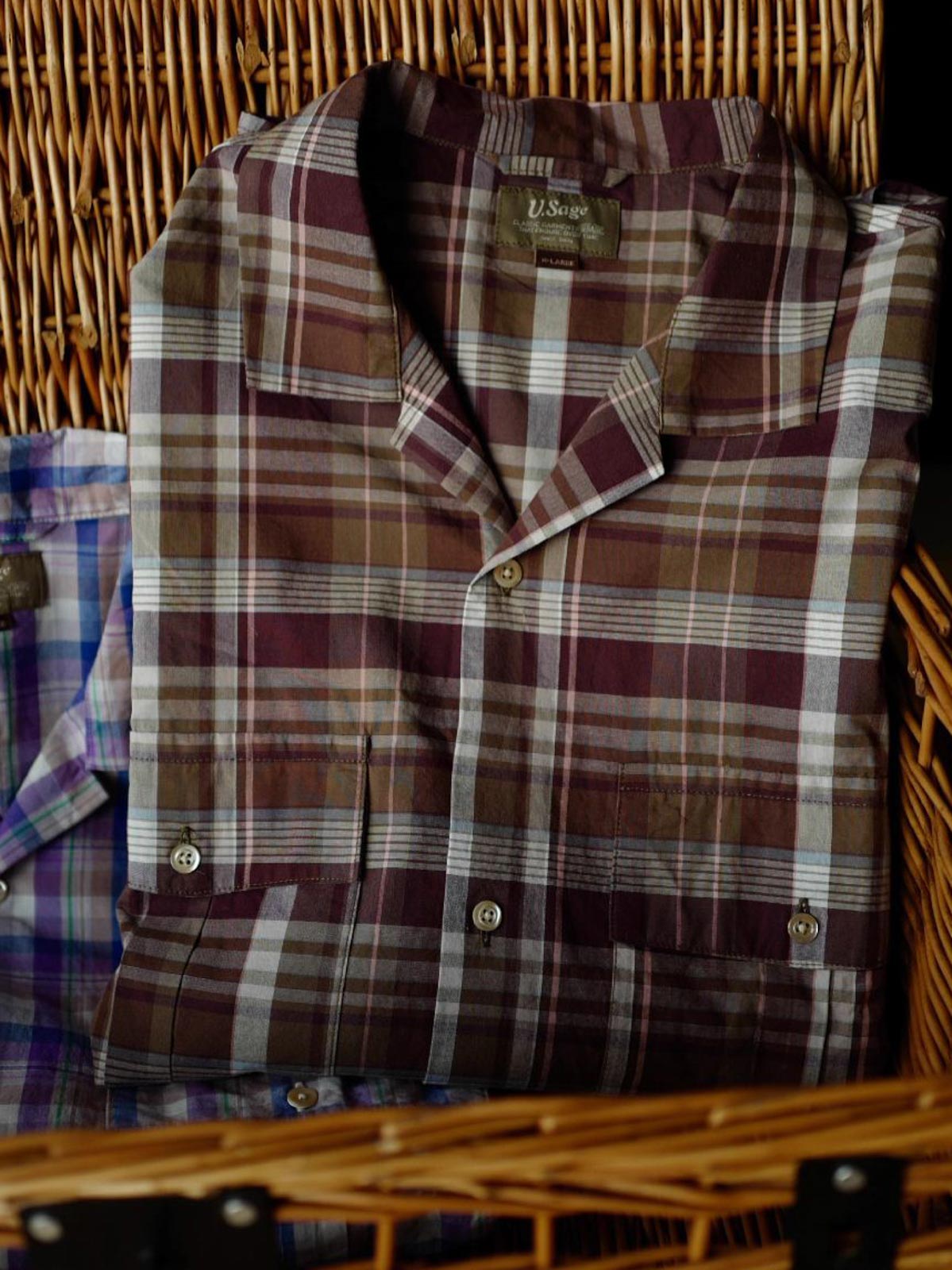 製品画像: MADRAS (マドラス) チェック柄シャツの正面全体画像。シャツの全体的なシルエットとデザインが一目でわかる。
詳細画像: キューバンカラーと胸前のフラップポケットのディテール。チェック柄の鮮明さとシャツの質感を強調。