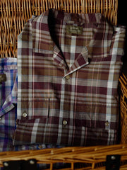 製品画像: MADRAS (マドラス) チェック柄シャツの正面全体画像。シャツの全体的なシルエットとデザインが一目でわかる。
詳細画像: キューバンカラーと胸前のフラップポケットのディテール。チェック柄の鮮明さとシャツの質感を強調。