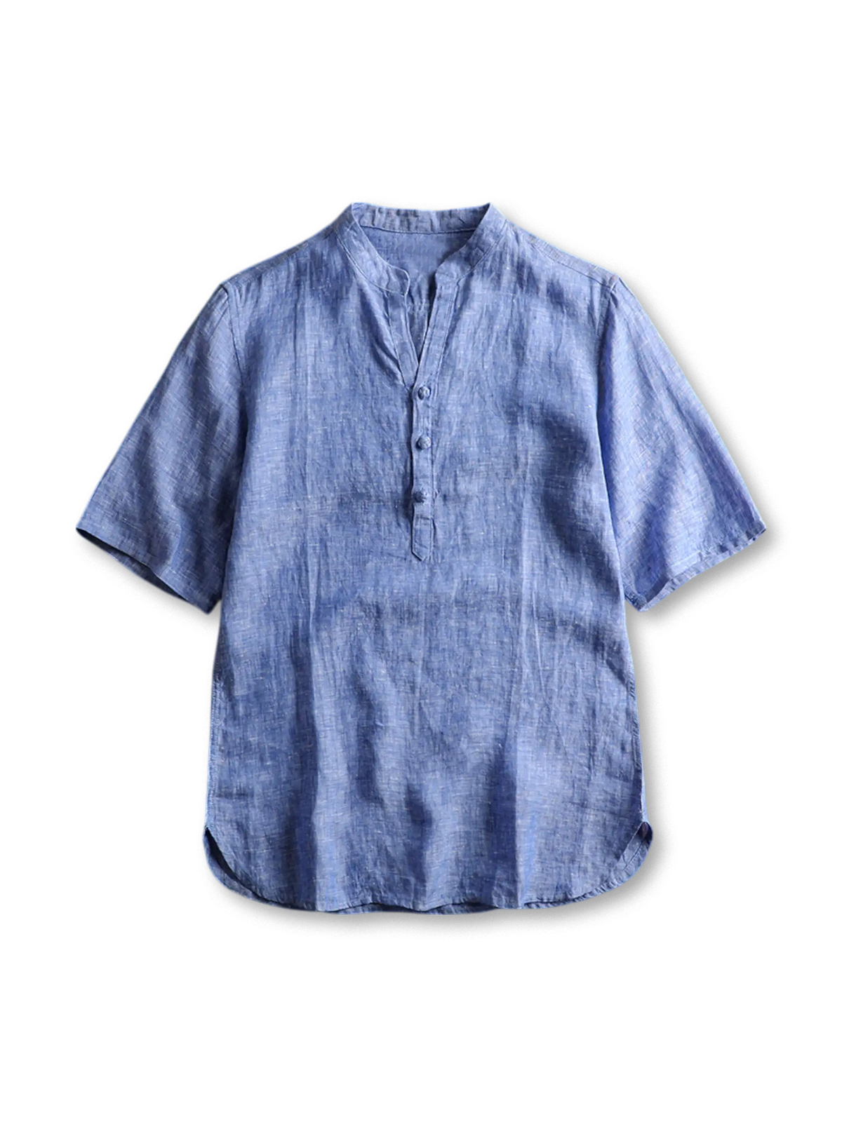100％リネン素材のマンダリンカラー半開襟ヘンリーシャツ、自然な色落ちとラウンドヘムが特徴