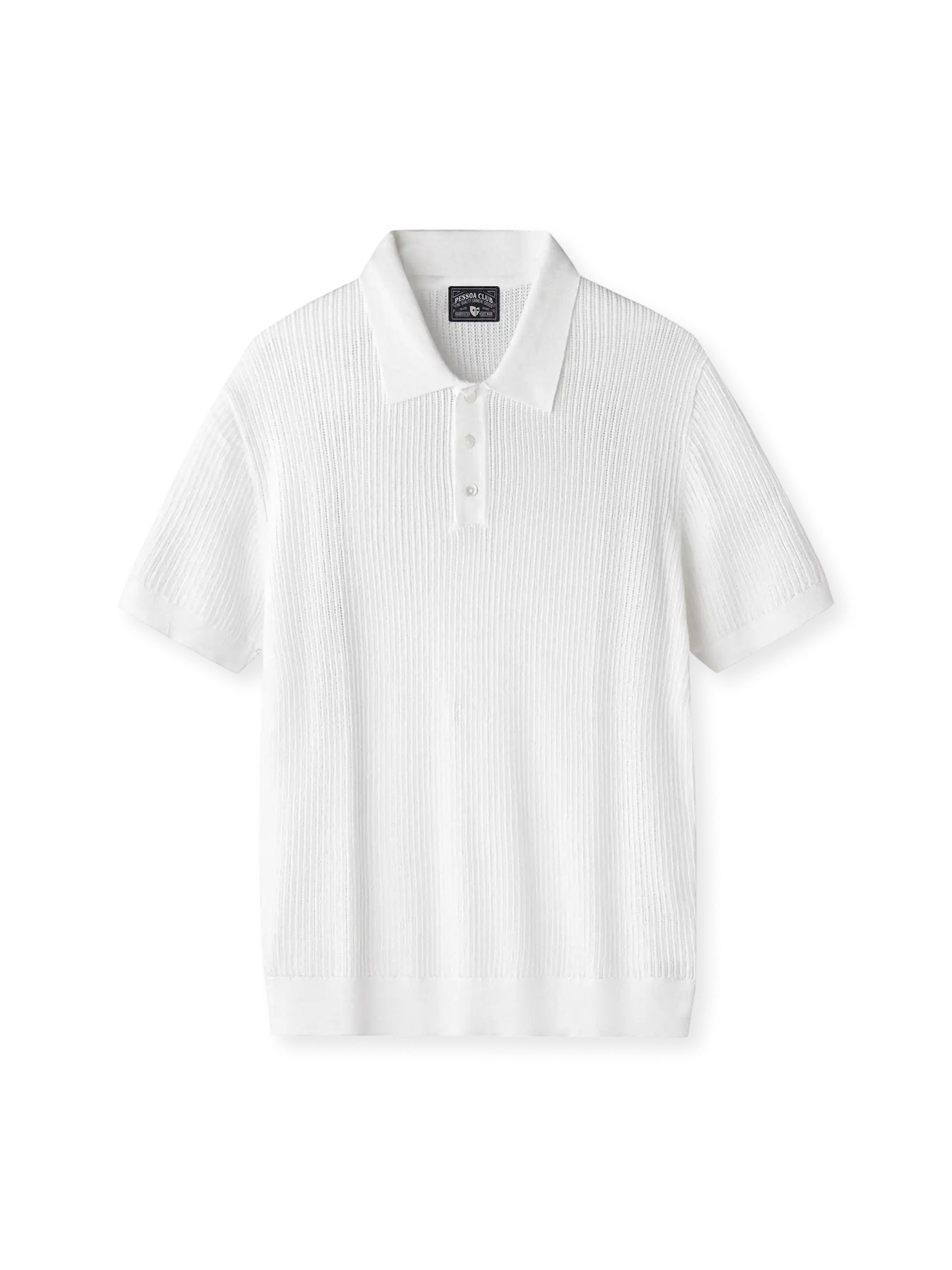 マスターグレードニットポロの全身ビュー、薄手ニット素材とリブ編みネックディテールを強調。