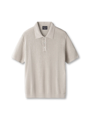 マスターグレードニットポロの全身ビュー、薄手ニット素材とリブ編みネックディテールを強調。